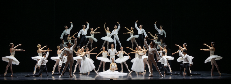 Une danseuse de ballet dans un tutu blanc sur scène interprétant Giselle, musique pour danse classique